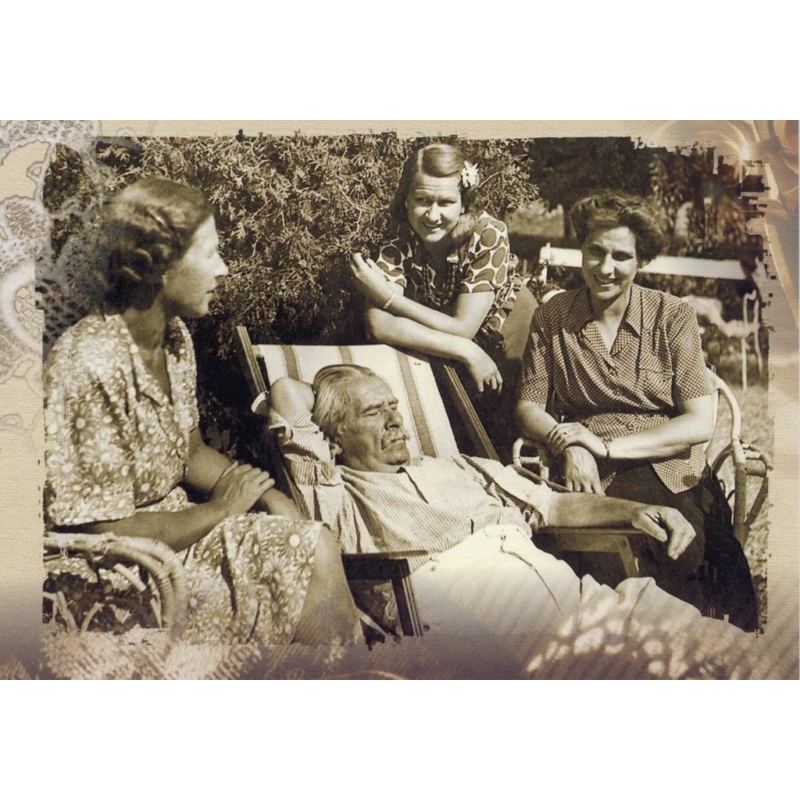 Móricz Zsigmond lányaival - képeslap
